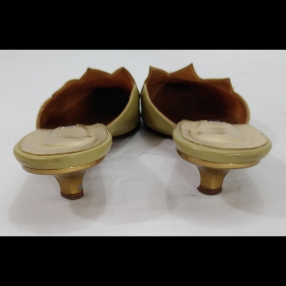 Lily Holt Kitten Heel with Petal/Tulip Edge Size 6 - Picture 5 of 8